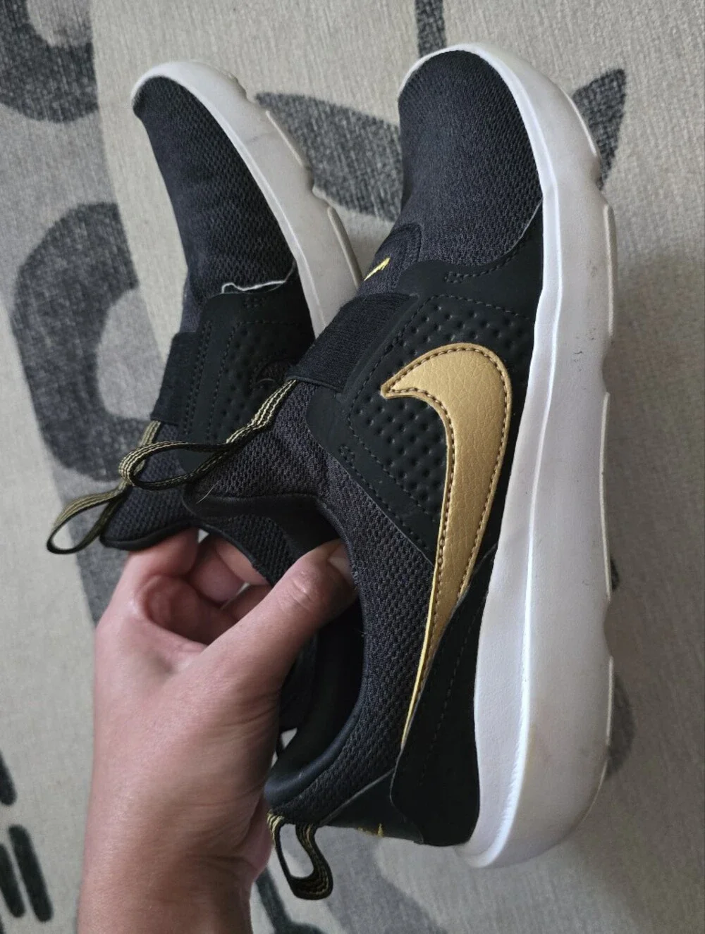 Nike Wmns AD Comfort Black Metallic Gold